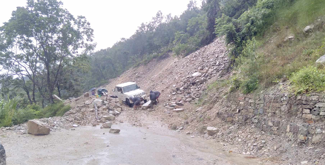 मनाङमा आवतजावत पूर्ण अवरुद्ध, ३५ किलोमिटरमा ३५ वटै पहिरा
