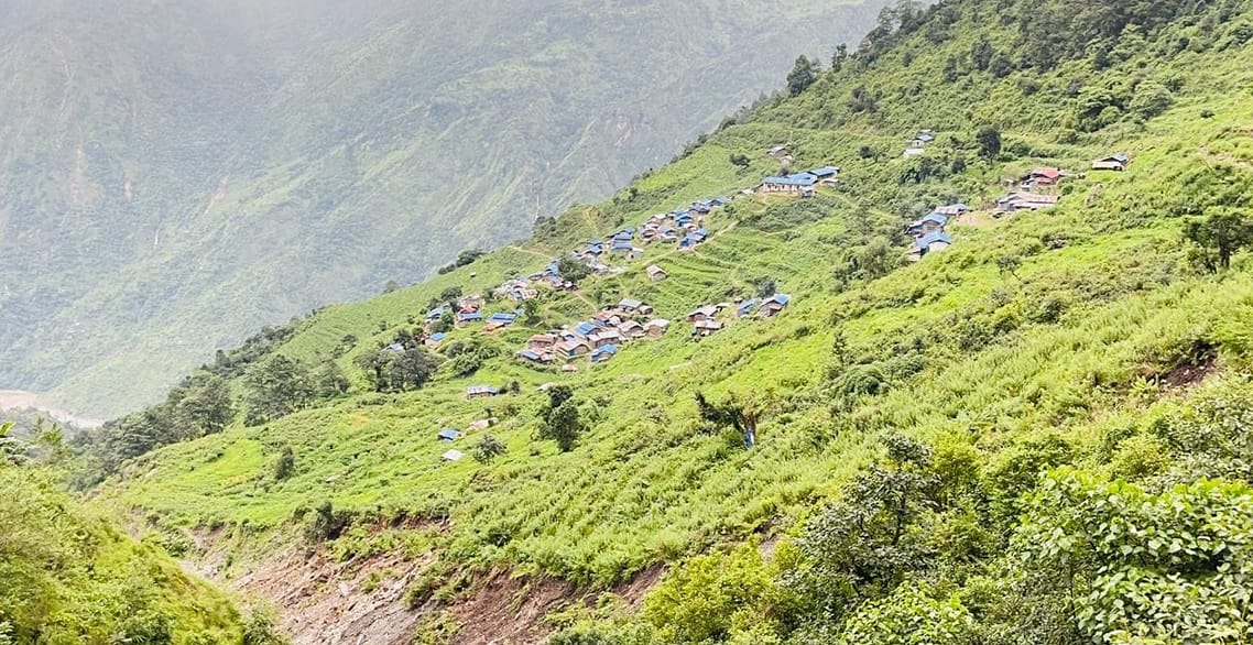 जोखिममा खानीगाउँको ३२ परिवार, भन्छन्- भूकम्पले जमिन चिरा पर्न थालेको थियो, वर्षाले झन् बढायो